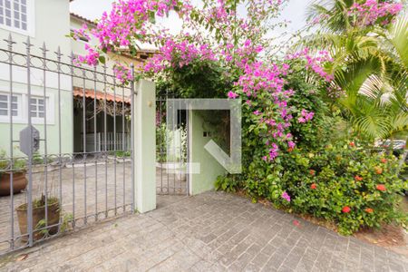 Casa de condomínio à venda com 270m², 3 quartos e sem vaga Casa de condomínio à venda com 270m², 3 quartos e sem vagaFachada