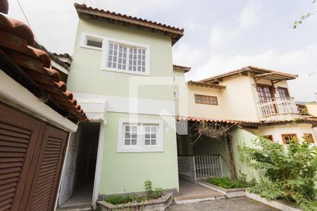 Casa de condomínio à venda com 270m², 3 quartos e sem vaga Casa de condomínio à venda com 270m², 3 quartos e sem vagaFachada