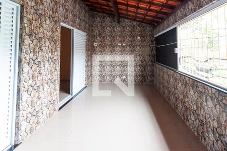 Casa à venda com 56m², 3 quartos e 1 vaga Casa à venda com 56m², 3 quartos e 1 vagaVaranda