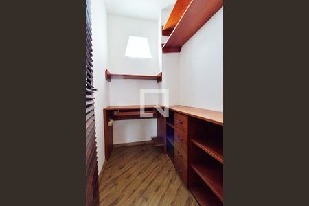 Casa à venda com 340m², 4 quartos e 6 vagas Casa à venda com 340m², 4 quartos e 6 vagasSaleta