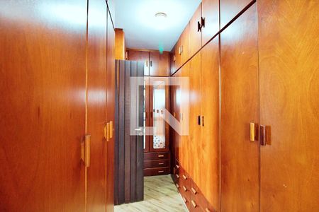 Casa à venda com 340m², 4 quartos e 6 vagas Casa à venda com 340m², 4 quartos e 6 vagasCloset da Suíte