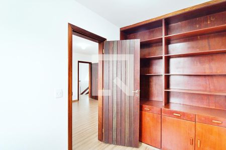 Casa à venda com 340m², 4 quartos e 6 vagas Casa à venda com 340m², 4 quartos e 6 vagasSaleta da Suíte