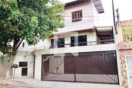 Casa à venda com 340m², 4 quartos e 6 vagas Casa à venda com 340m², 4 quartos e 6 vagasFachada