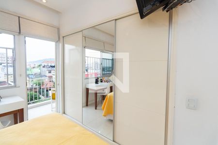 Apartamento à venda com 77m², 2 quartos e 1 vagaDetalhe do quarto 1 (armário embutido)