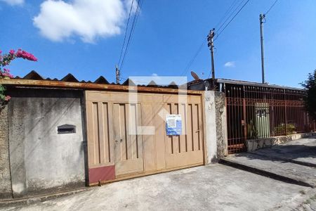 Casa à venda com 200m², 2 quartos e 2 vagas Casa à venda com 200m², 2 quartos e 2 vagasFachada