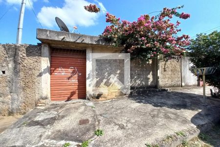 Casa à venda com 200m², 2 quartos e 2 vagas Casa à venda com 200m², 2 quartos e 2 vagasFachada