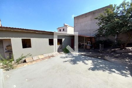Casa à venda com 200m², 2 quartos e 2 vagas Casa à venda com 200m², 2 quartos e 2 vagasQuintal