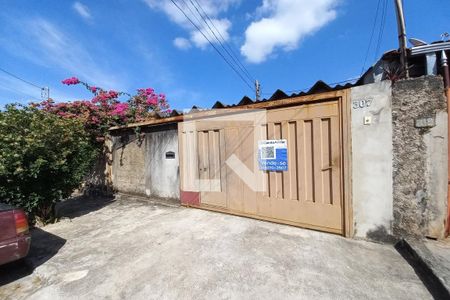 Casa à venda com 200m², 2 quartos e 2 vagas Casa à venda com 200m², 2 quartos e 2 vagasFachada