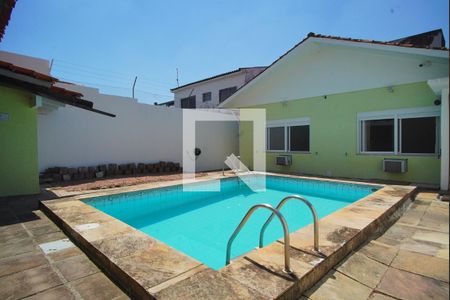 Casa à venda com 253m², 3 quartos e 2 vagasPátio _Piscina