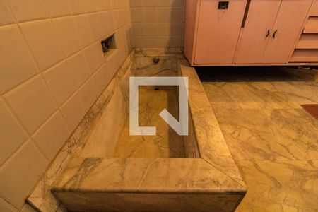 Casa para alugar com 379m², 5 quartos e 2 vagasDetalhe do banheiro