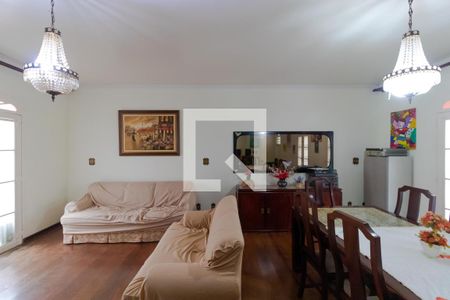 Casa à venda com 363m², 4 quartos e 6 vagas Casa à venda com 363m², 4 quartos e 6 vagasSalas