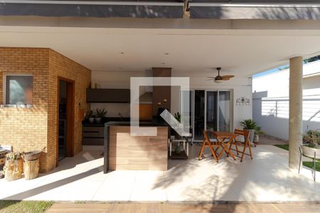 Casa de condomínio à venda com 184m², 3 quartos e 4 vagas Casa de condomínio à venda com 184m², 3 quartos e 4 vagasQuintal com Churrasqueira