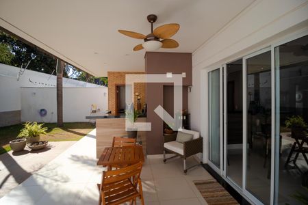 Casa de condomínio à venda com 184m², 3 quartos e 4 vagas Casa de condomínio à venda com 184m², 3 quartos e 4 vagasQuintal com Churrasqueira