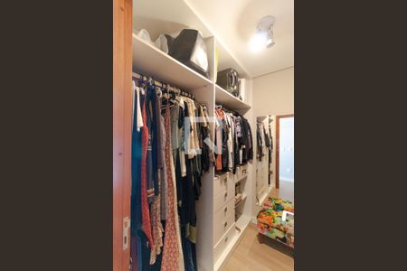 Casa de condomínio à venda com 184m², 3 quartos e 4 vagas Casa de condomínio à venda com 184m², 3 quartos e 4 vagasCloset da Suite 02