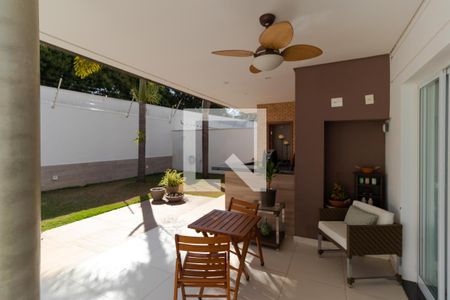 Casa de condomínio à venda com 184m², 3 quartos e 4 vagas Casa de condomínio à venda com 184m², 3 quartos e 4 vagasQuintal com Churrasqueira