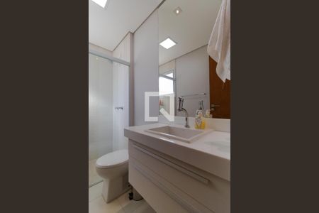 Casa de condomínio à venda com 184m², 3 quartos e 4 vagas Casa de condomínio à venda com 184m², 3 quartos e 4 vagasBanheiro da Suite 01