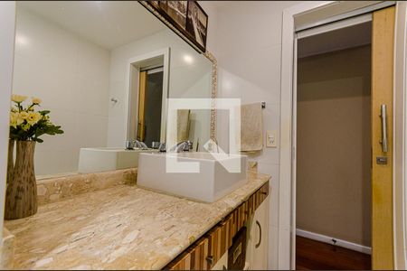 Apartamento à venda com 237m², 4 quartos e 2 vagas Apartamento à venda com 237m², 4 quartos e 2 vagasBanheiro da Suíte 2