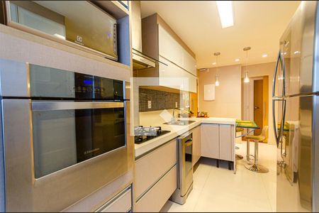 Apartamento à venda com 237m², 4 quartos e 2 vagas Apartamento à venda com 237m², 4 quartos e 2 vagasCozinha