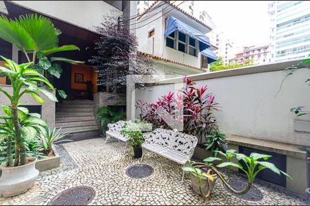 Apartamento à venda com 237m², 4 quartos e 2 vagas Apartamento à venda com 237m², 4 quartos e 2 vagasEntrada