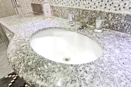 Casa à venda com 250m², 4 quartos e 2 vagas Casa à venda com 250m², 4 quartos e 2 vagasBanheiro