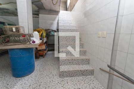 Casa à venda com 431m², 4 quartos e 8 vagas Casa à venda com 431m², 4 quartos e 8 vagasEscada da garagem