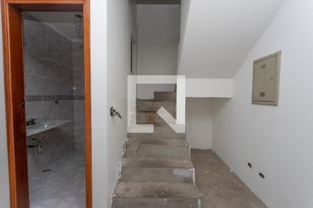 Casa à venda com 431m², 4 quartos e 8 vagas Casa à venda com 431m², 4 quartos e 8 vagasEscada para os quartos