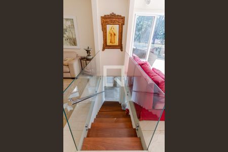 Casa à venda com 858m², 6 quartos e 6 vagas Casa à venda com 858m², 6 quartos e 6 vagasEscada para Espaço Gourmet