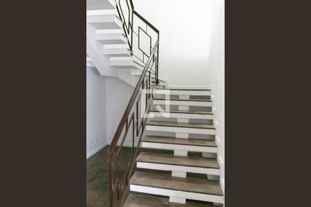 Casa à venda com 380m², 4 quartos e 4 vagasEscadas