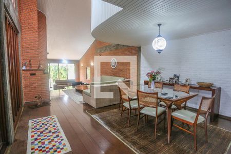 Casa à venda com 300m², 3 quartos e 3 vagas Casa à venda com 300m², 3 quartos e 3 vagasSala de Estar