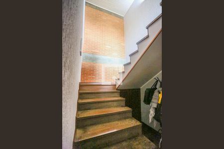 Casa à venda com 300m², 3 quartos e 3 vagas Casa à venda com 300m², 3 quartos e 3 vagasEscada