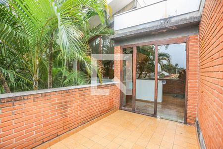 Casa à venda com 300m², 3 quartos e 3 vagas Casa à venda com 300m², 3 quartos e 3 vagasTerraço