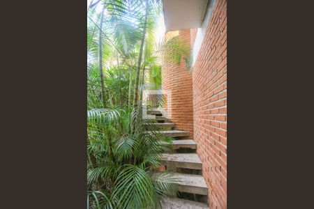 Casa à venda com 300m², 3 quartos e 3 vagas Casa à venda com 300m², 3 quartos e 3 vagasEscada