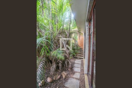 Casa à venda com 300m², 3 quartos e 3 vagas Casa à venda com 300m², 3 quartos e 3 vagasEscada