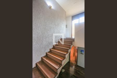 Casa à venda com 300m², 3 quartos e 3 vagas Casa à venda com 300m², 3 quartos e 3 vagasEscada