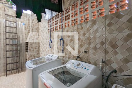 Casa à venda com 150m², 4 quartos e 2 vagas Casa à venda com 150m², 4 quartos e 2 vagasÁrea de serviço