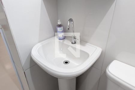 Casa à venda com 150m², 4 quartos e 2 vagas Casa à venda com 150m², 4 quartos e 2 vagasBanheiro da suíte da casa 2