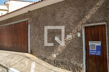 Casa à venda com 267m², 5 quartos e 2 vagas Casa à venda com 267m², 5 quartos e 2 vagasFachada