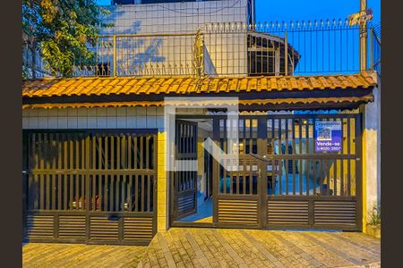 Casa à venda com 326m², 3 quartos e 6 vagas Casa à venda com 326m², 3 quartos e 6 vagasFachada