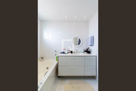 Apartamento à venda com 213m², 2 quartos e 3 vagasBanheiro 2 da Suíte 2