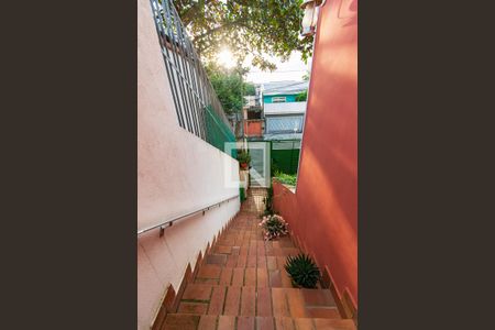 Casa à venda com 180m², 3 quartos e 3 vagas Casa à venda com 180m², 3 quartos e 3 vagasEscadas