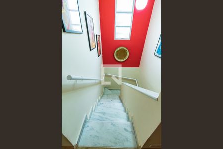 Casa à venda com 180m², 3 quartos e 3 vagas Casa à venda com 180m², 3 quartos e 3 vagasEscadas