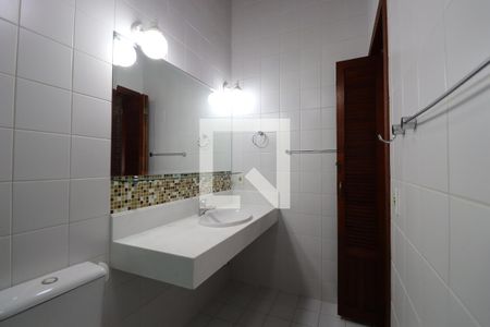 Casa à venda com 472m², 4 quartos e 5 vagasBanheiro da Suíte 1