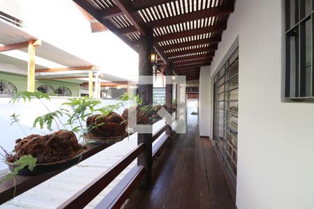 Casa à venda com 472m², 4 quartos e 5 vagasCorredor Externo