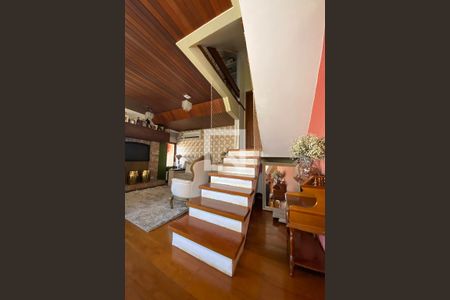 Apartamento à venda com 250m², 2 quartos e 2 vagasEscada