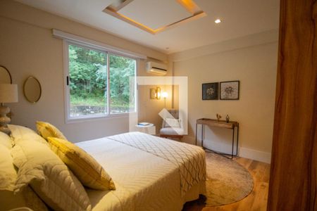 Casa de condomínio à venda com 450m², 4 quartos e 2 vagas Casa de condomínio à venda com 450m², 4 quartos e 2 vagasSuíte 1