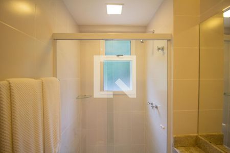 Casa de condomínio à venda com 450m², 4 quartos e 2 vagas Casa de condomínio à venda com 450m², 4 quartos e 2 vagasBanheiro da Suíte 3