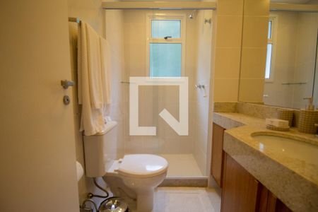 Casa de condomínio à venda com 450m², 4 quartos e 2 vagas Casa de condomínio à venda com 450m², 4 quartos e 2 vagasBanheiro da Suíte 3