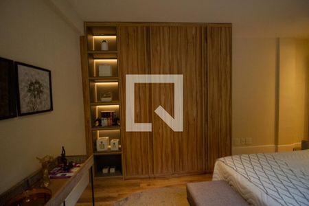 Casa de condomínio à venda com 450m², 4 quartos e 2 vagas Casa de condomínio à venda com 450m², 4 quartos e 2 vagasSuíte 1