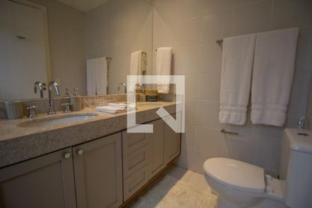 Casa de condomínio à venda com 450m², 4 quartos e 2 vagas Casa de condomínio à venda com 450m², 4 quartos e 2 vagasBanheiro da Suíte 2