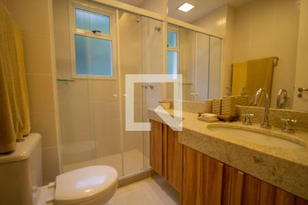 Casa de condomínio à venda com 450m², 4 quartos e 2 vagas Casa de condomínio à venda com 450m², 4 quartos e 2 vagasBanheiro da Suíte 1